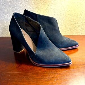 Vince Camuto 3 inch block heel v cut size 10/40
